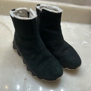 Sorel Kinetic Short Ankle Suede Waterproof Black Sea Salt Boots Womens size 7.